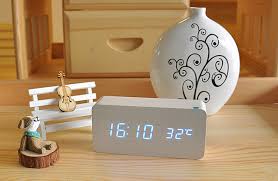 Cách sử dụng đồng hồ để bàn điện tử.