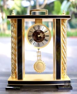Đồng hồ để bàn Seiko quả lắc cột xoáy